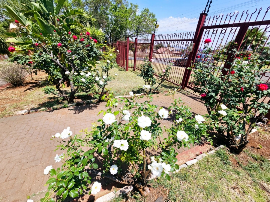 6 Bedroom Property for Sale in Erasmia Gauteng