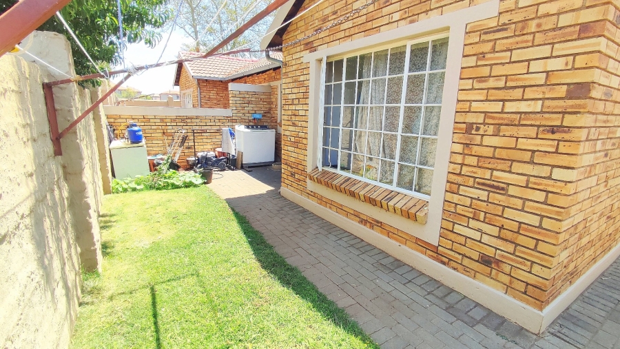 2 Bedroom Property for Sale in Heuwelsig Estate Gauteng