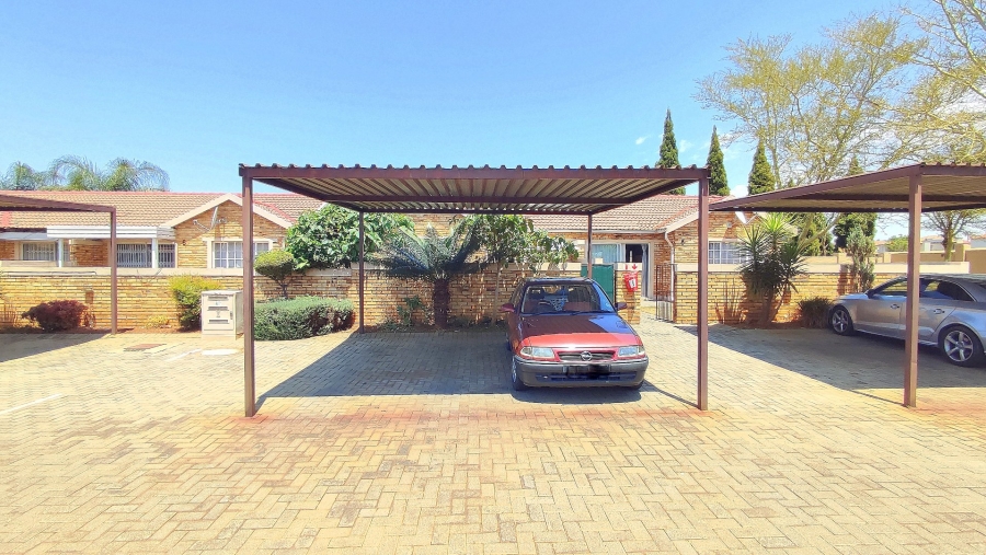 2 Bedroom Property for Sale in Heuwelsig Estate Gauteng