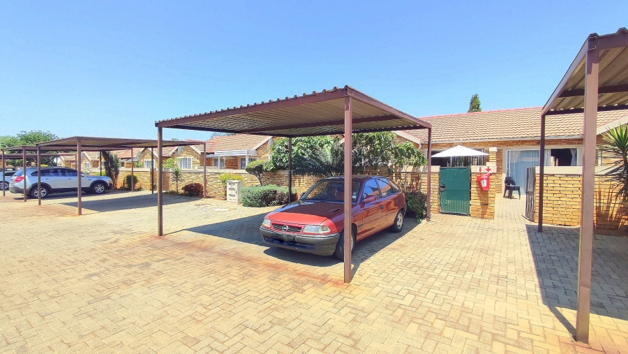 2 Bedroom Property for Sale in Heuwelsig Estate Gauteng