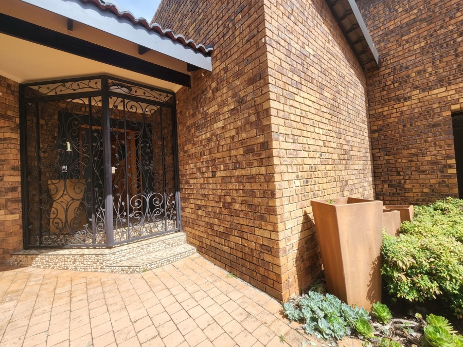 5 Bedroom Property for Sale in Eldoraigne Gauteng