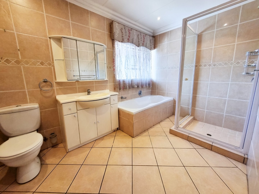 5 Bedroom Property for Sale in Eldoraigne Gauteng