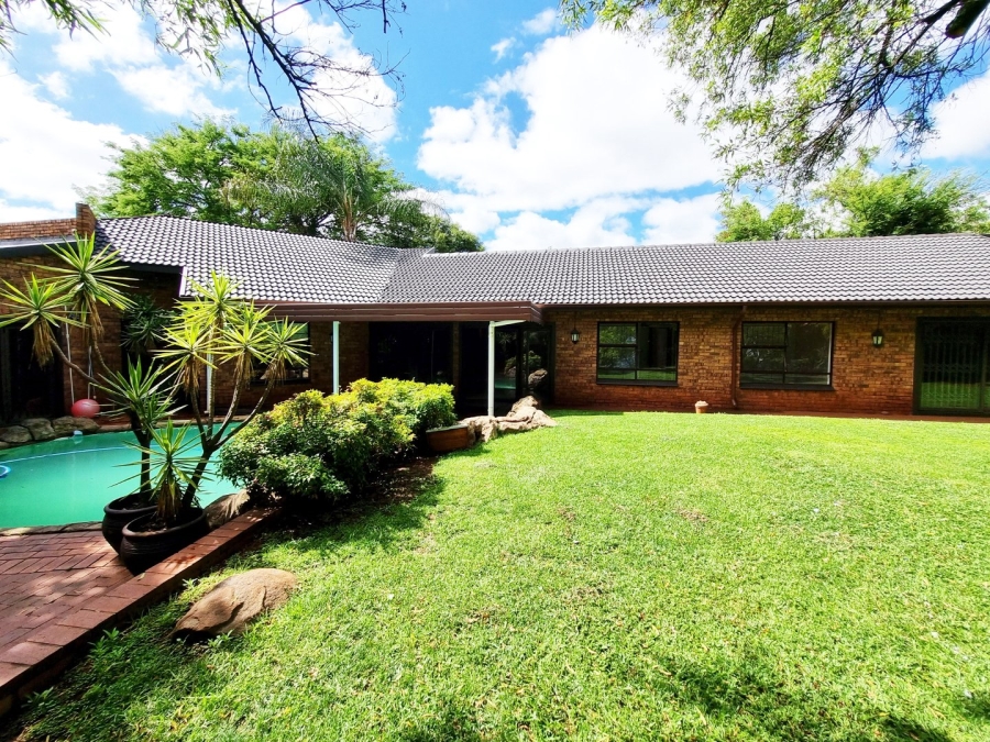 5 Bedroom Property for Sale in Eldoraigne Gauteng