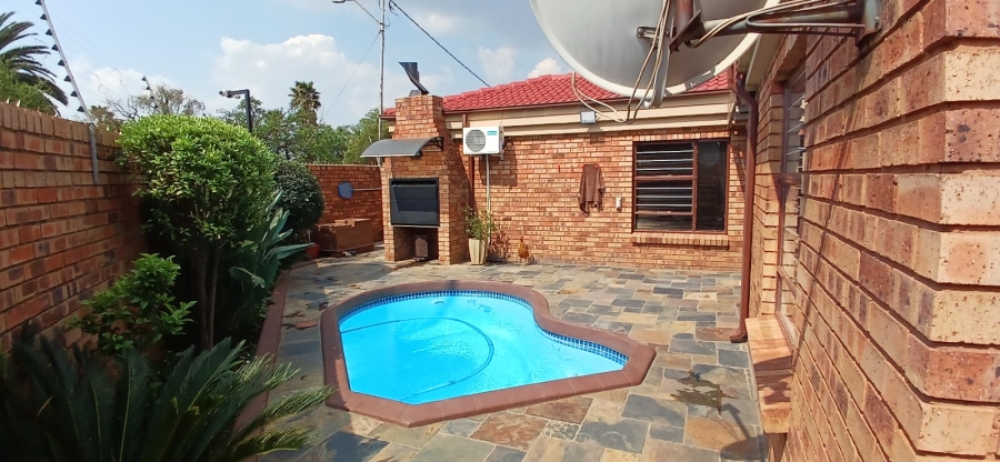 3 Bedroom Property for Sale in Bardene Gauteng