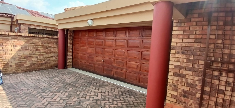 3 Bedroom Property for Sale in Bardene Gauteng