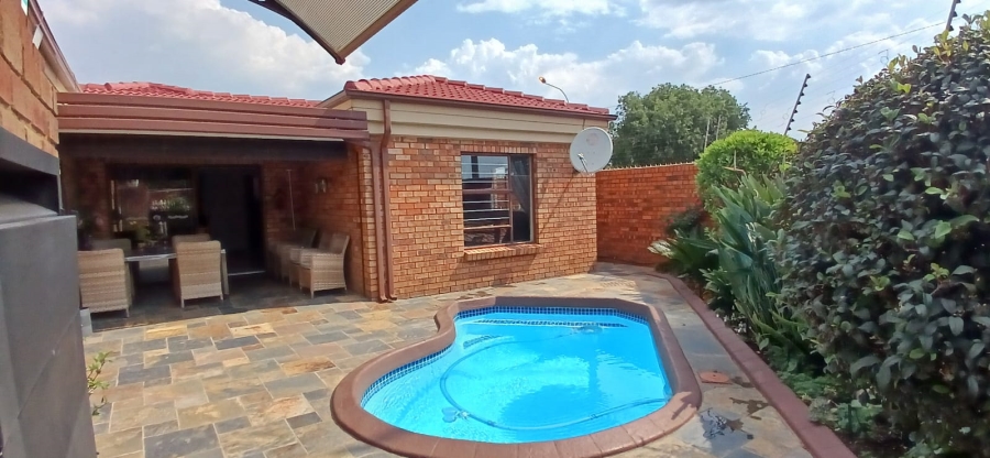 3 Bedroom Property for Sale in Bardene Gauteng