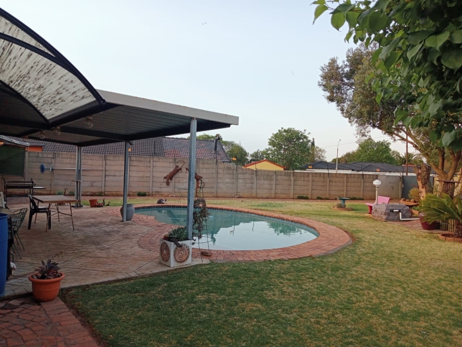 4 Bedroom Property for Sale in Groeneweide Gauteng