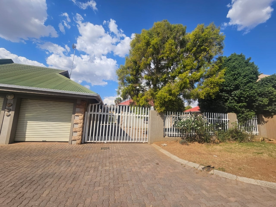 To Let 3 Bedroom Property for Rent in Rensburg Gauteng