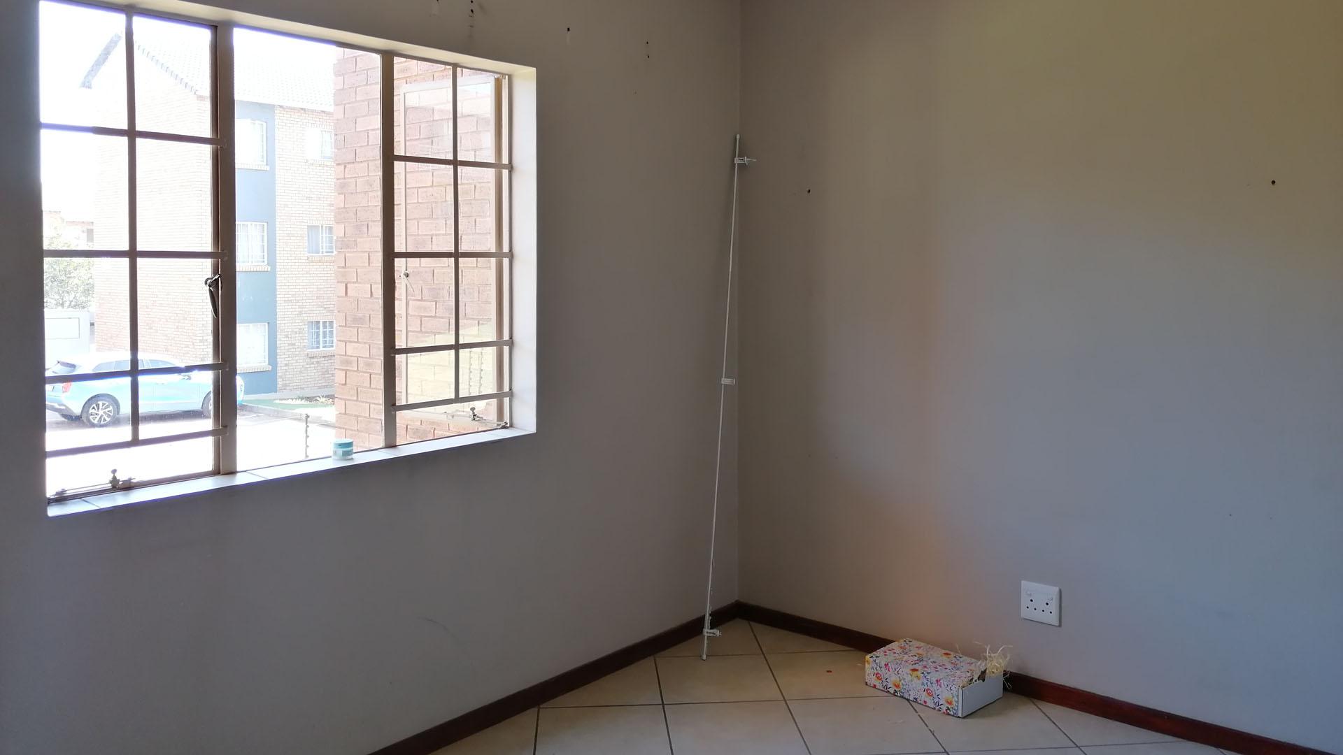 2 Bedroom Property for Sale in Monavoni Gauteng