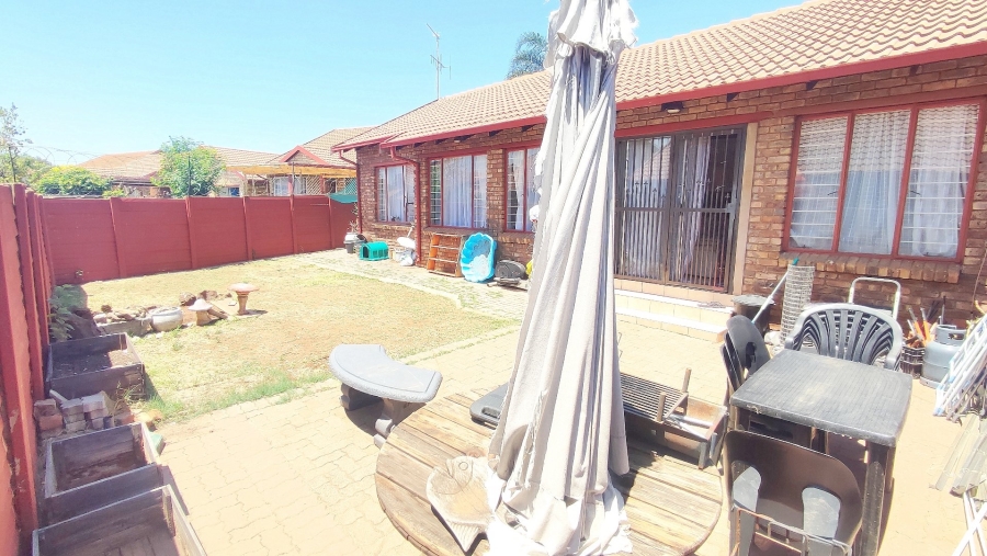 3 Bedroom Property for Sale in Rooihuiskraal North Gauteng