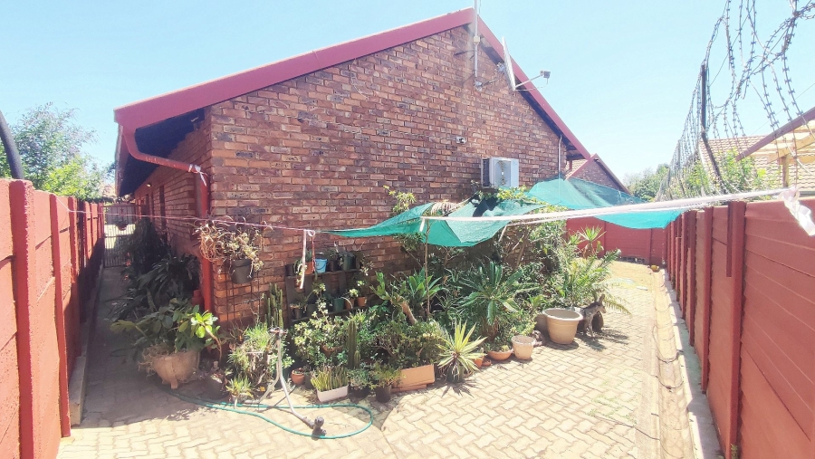 3 Bedroom Property for Sale in Rooihuiskraal North Gauteng