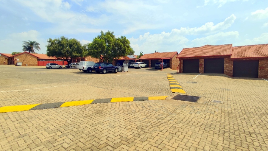 3 Bedroom Property for Sale in Rooihuiskraal North Gauteng