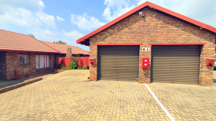 3 Bedroom Property for Sale in Rooihuiskraal North Gauteng