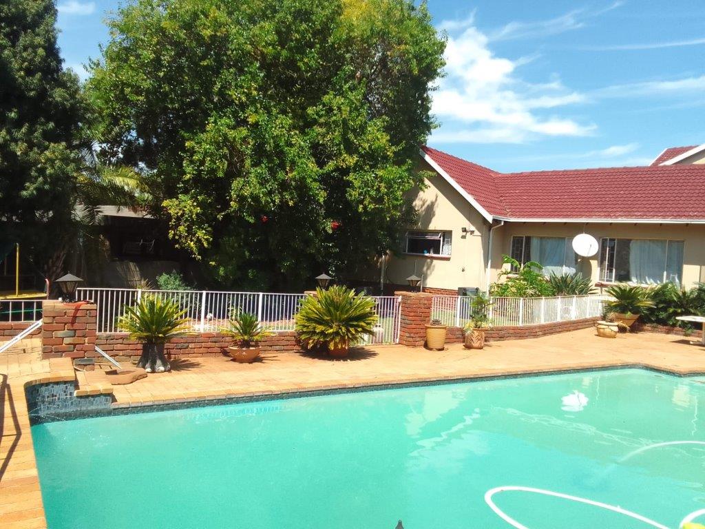 7 Bedroom Property for Sale in Meyerspark Gauteng