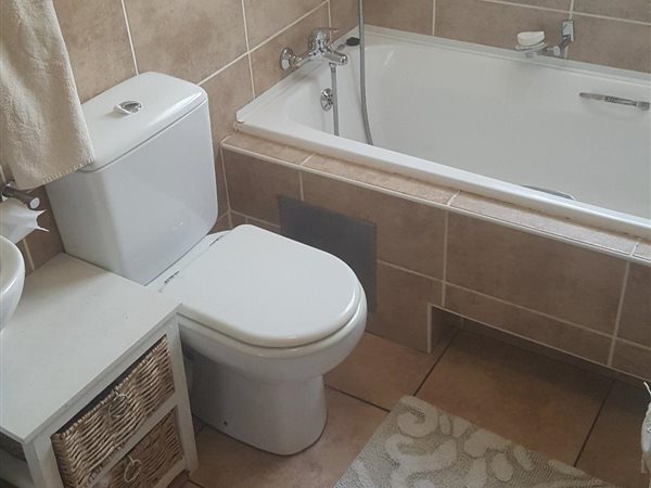 To Let 2 Bedroom Property for Rent in Broadacres Gauteng