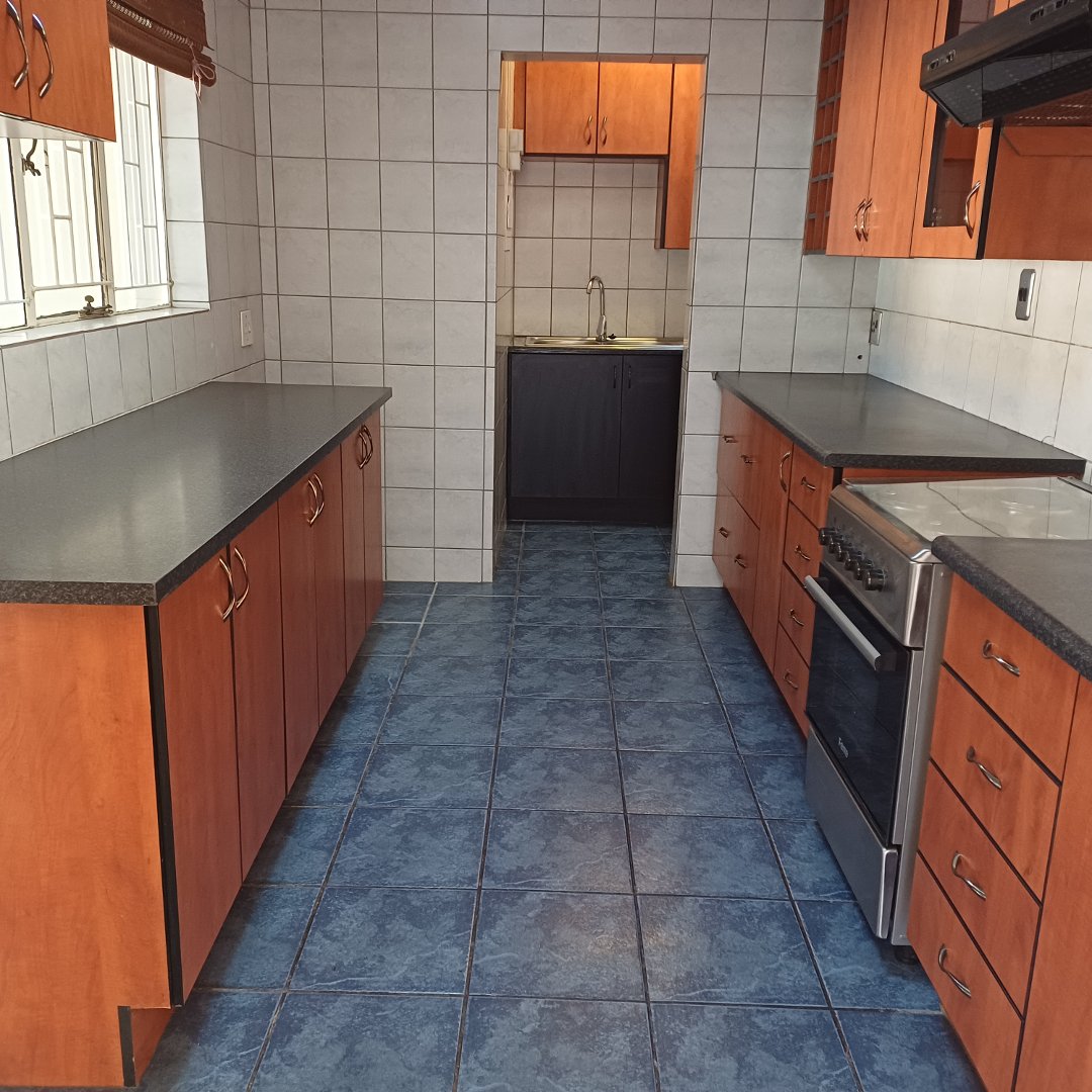 6 Bedroom Property for Sale in Rooihuiskraal Gauteng