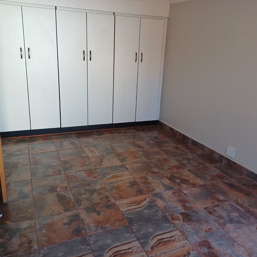 6 Bedroom Property for Sale in Rooihuiskraal Gauteng