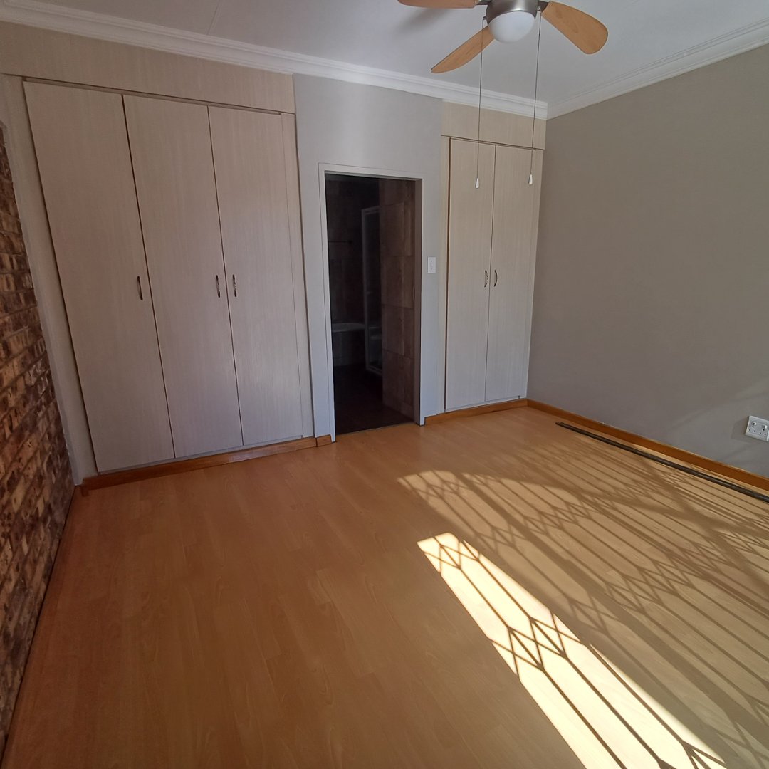 6 Bedroom Property for Sale in Rooihuiskraal Gauteng