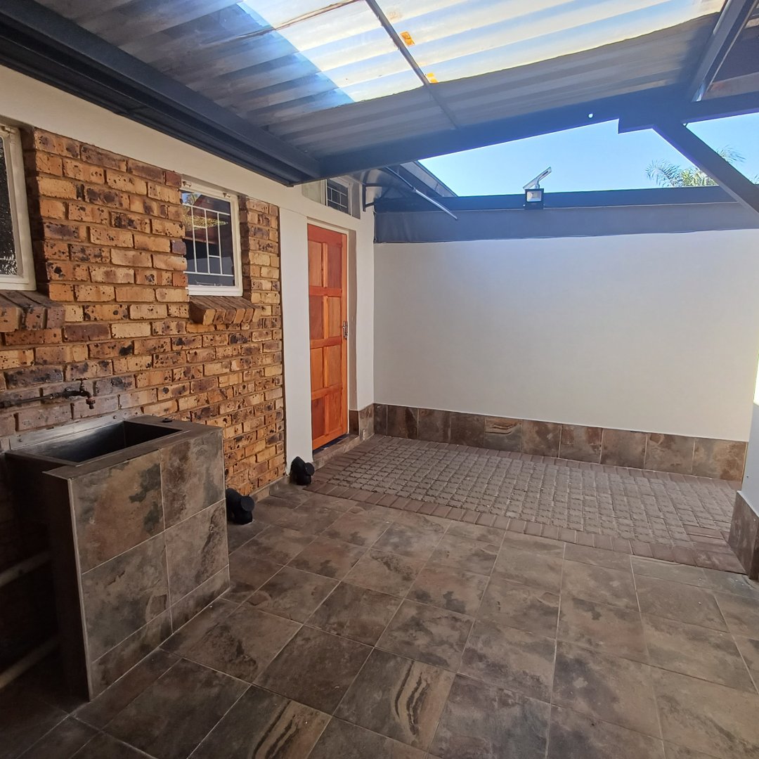 6 Bedroom Property for Sale in Rooihuiskraal Gauteng