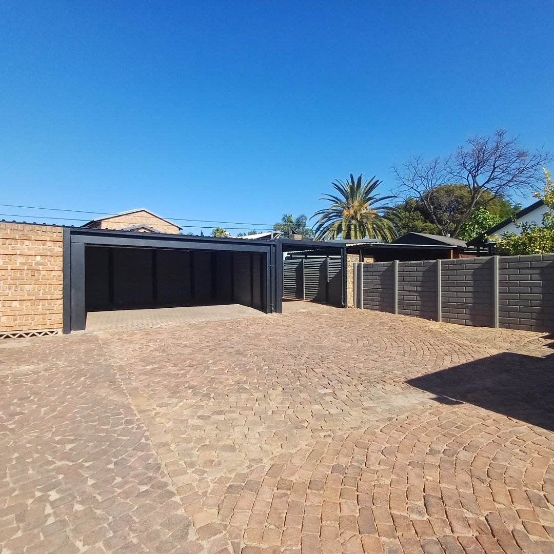 6 Bedroom Property for Sale in Rooihuiskraal Gauteng