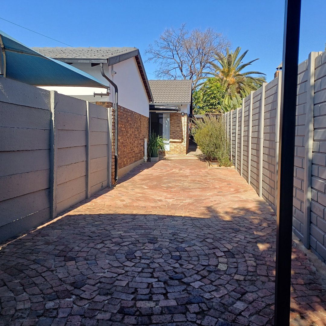 6 Bedroom Property for Sale in Rooihuiskraal Gauteng