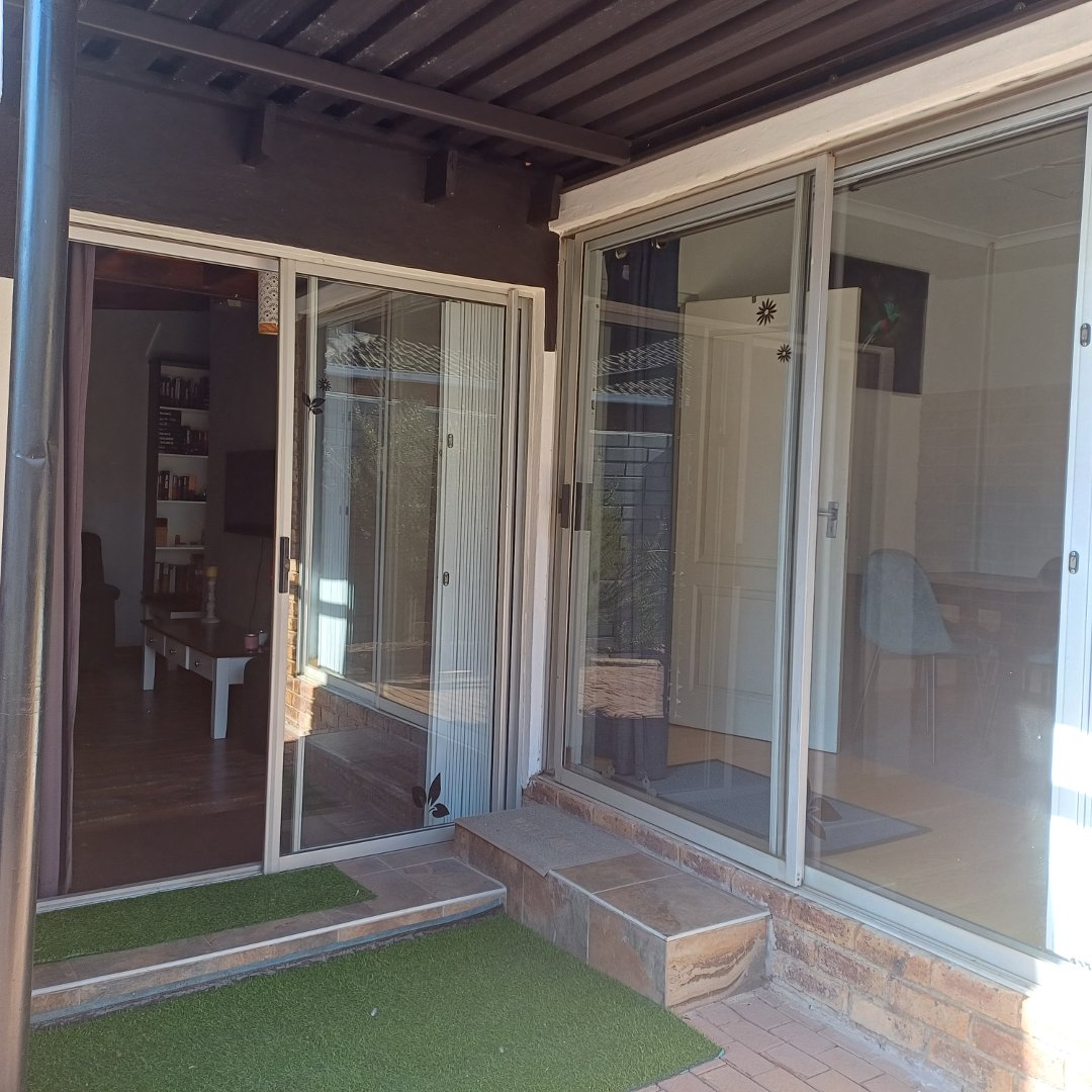 6 Bedroom Property for Sale in Rooihuiskraal Gauteng