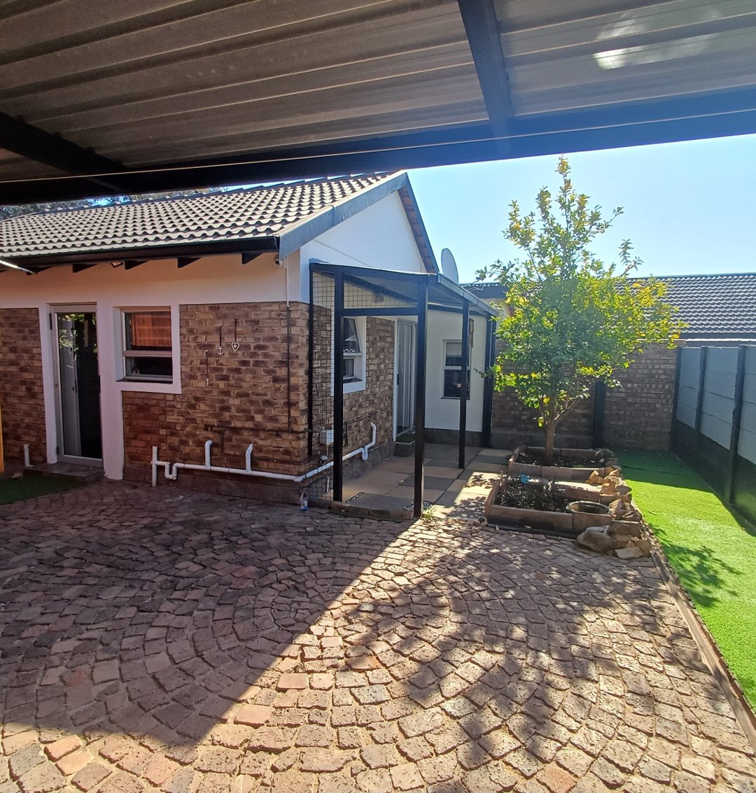 6 Bedroom Property for Sale in Rooihuiskraal Gauteng