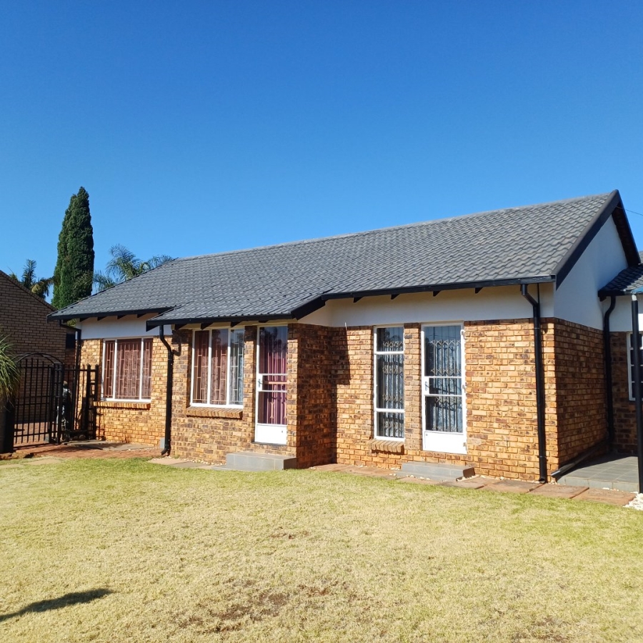 6 Bedroom Property for Sale in Rooihuiskraal Gauteng