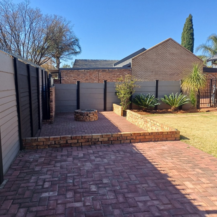 6 Bedroom Property for Sale in Rooihuiskraal Gauteng