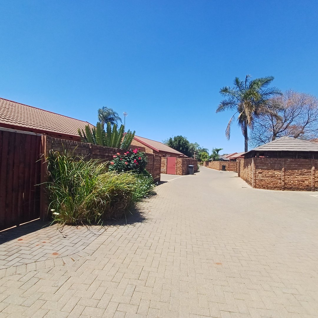 2 Bedroom Property for Sale in Pierre Van Ryneveld Gauteng