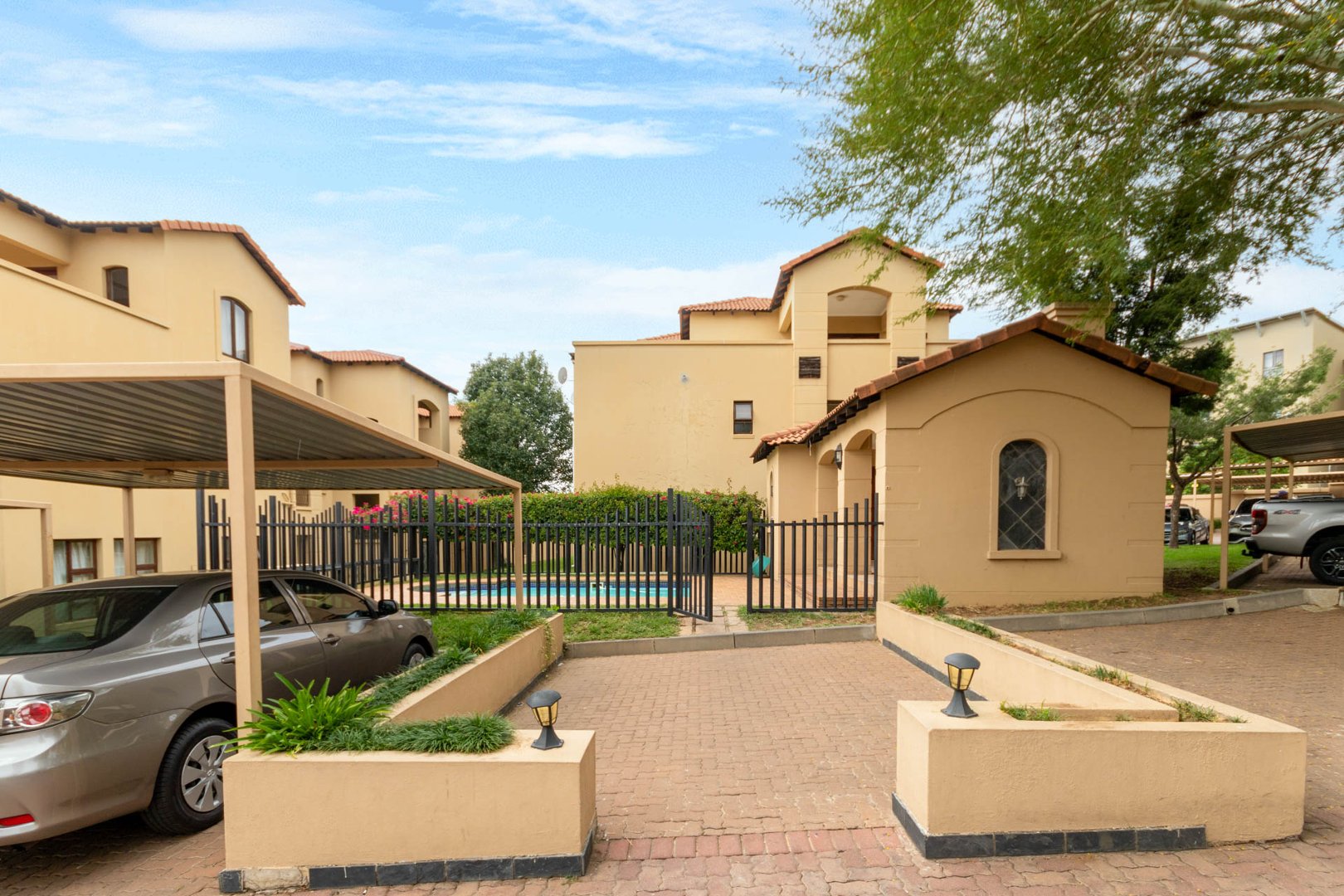 2 Bedroom Property for Sale in Erand Gardens Gauteng