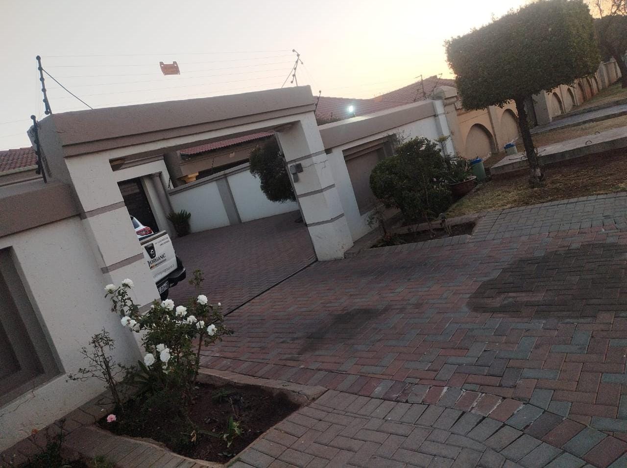 5 Bedroom Property for Sale in Leondale Gauteng