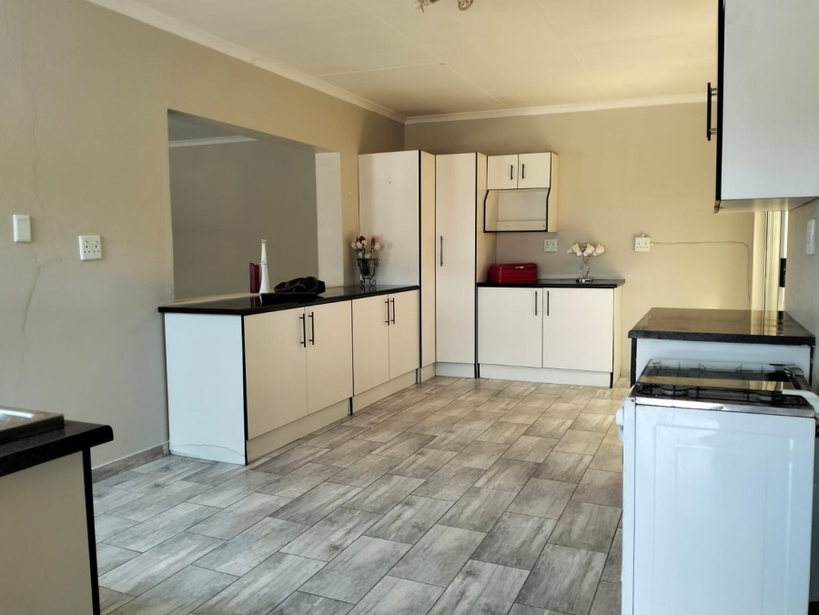 To Let 1 Bedroom Property for Rent in Kenmare Gauteng