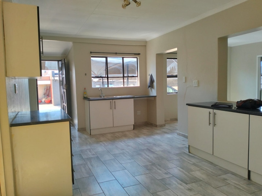 To Let 1 Bedroom Property for Rent in Kenmare Gauteng