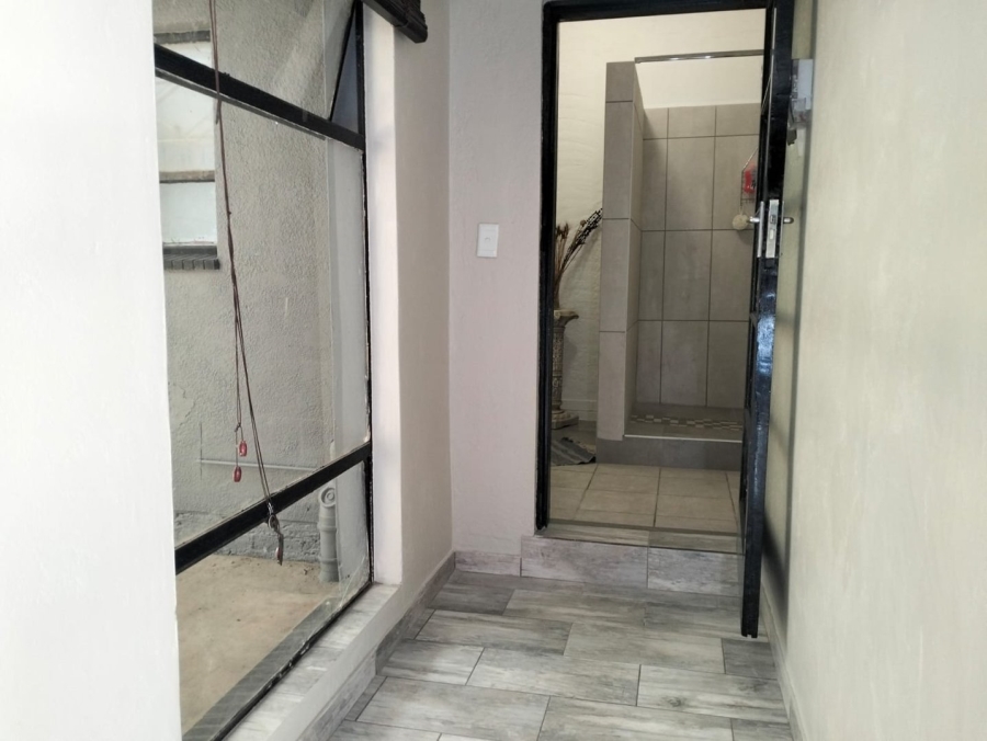 To Let 1 Bedroom Property for Rent in Kenmare Gauteng