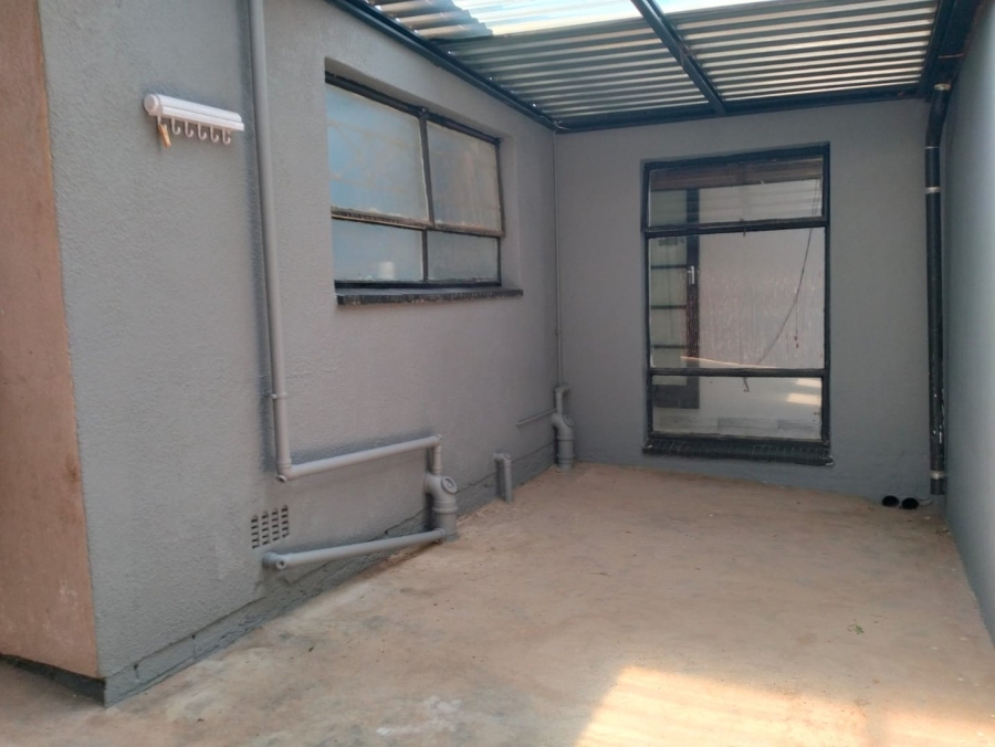 To Let 1 Bedroom Property for Rent in Kenmare Gauteng