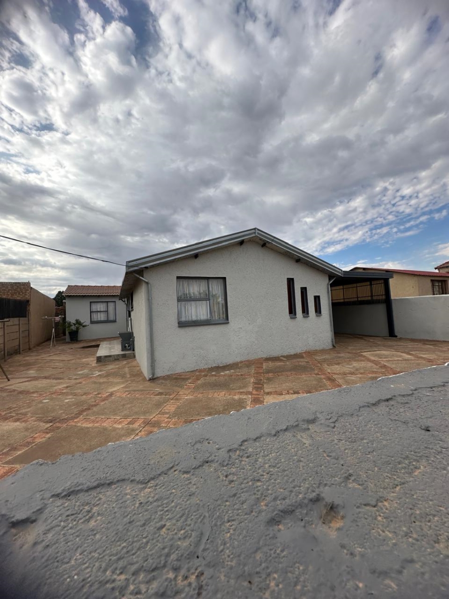 2 Bedroom Property for Sale in Phomolong Gauteng