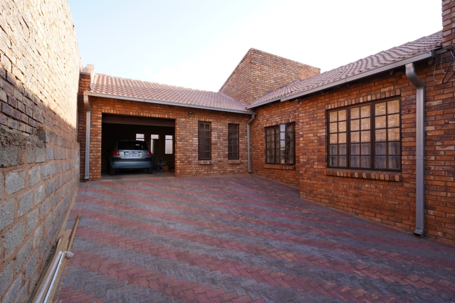 6 Bedroom Property for Sale in Atteridgeville Gauteng