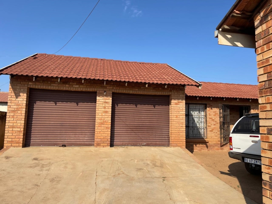 4 Bedroom Property for Sale in Soshanguve FF Gauteng