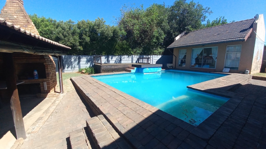 4 Bedroom Property for Sale in Witpoortjie Gauteng