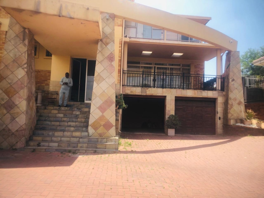 5 Bedroom Property for Sale in Linmeyer Gauteng