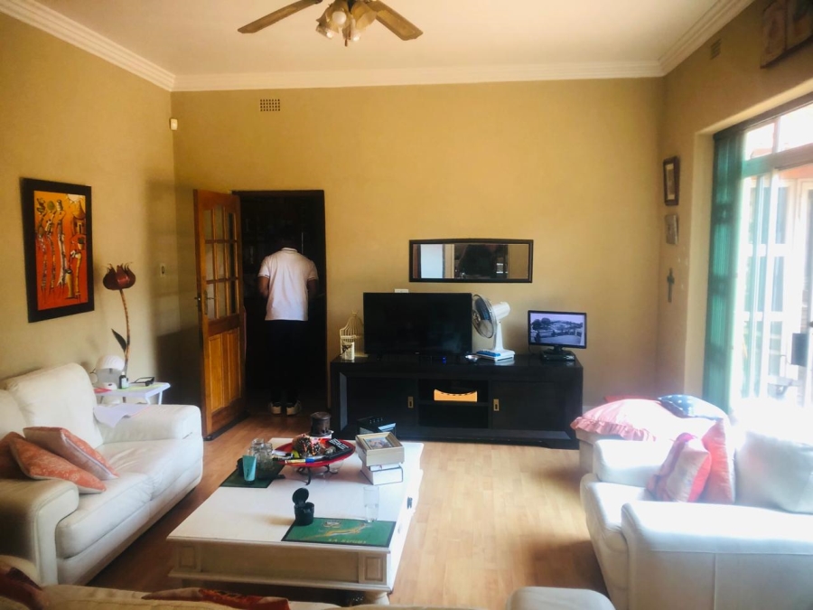 5 Bedroom Property for Sale in Linmeyer Gauteng