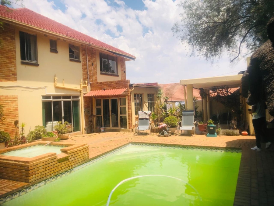 5 Bedroom Property for Sale in Linmeyer Gauteng