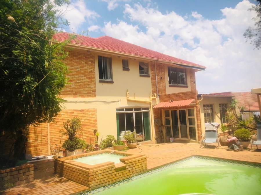 5 Bedroom Property for Sale in Linmeyer Gauteng