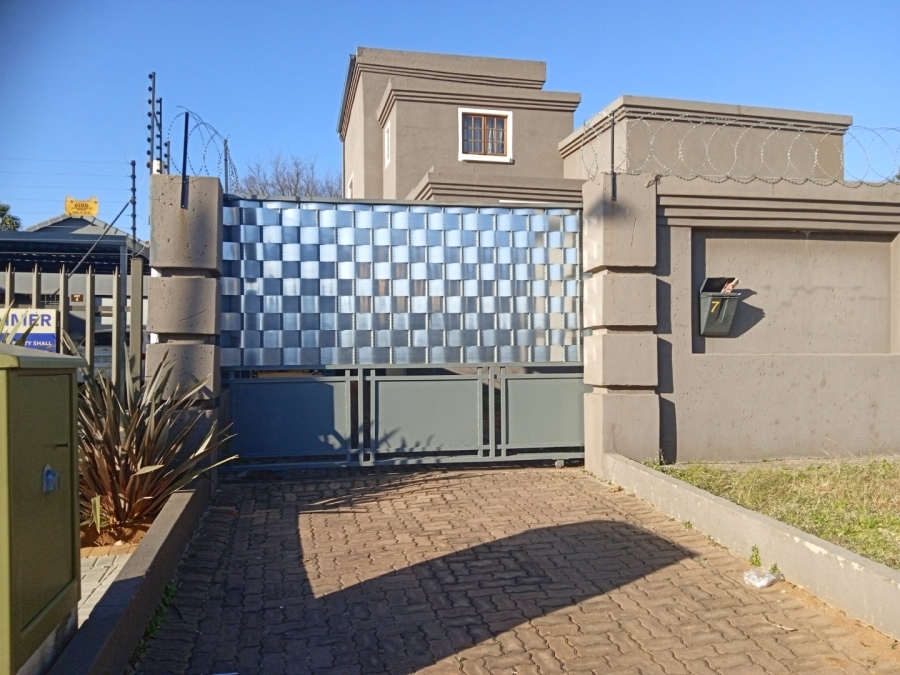 To Let 3 Bedroom Property for Rent in Glen Marais Gauteng