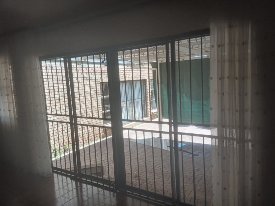 To Let 5 Bedroom Property for Rent in Raslouw A H Gauteng