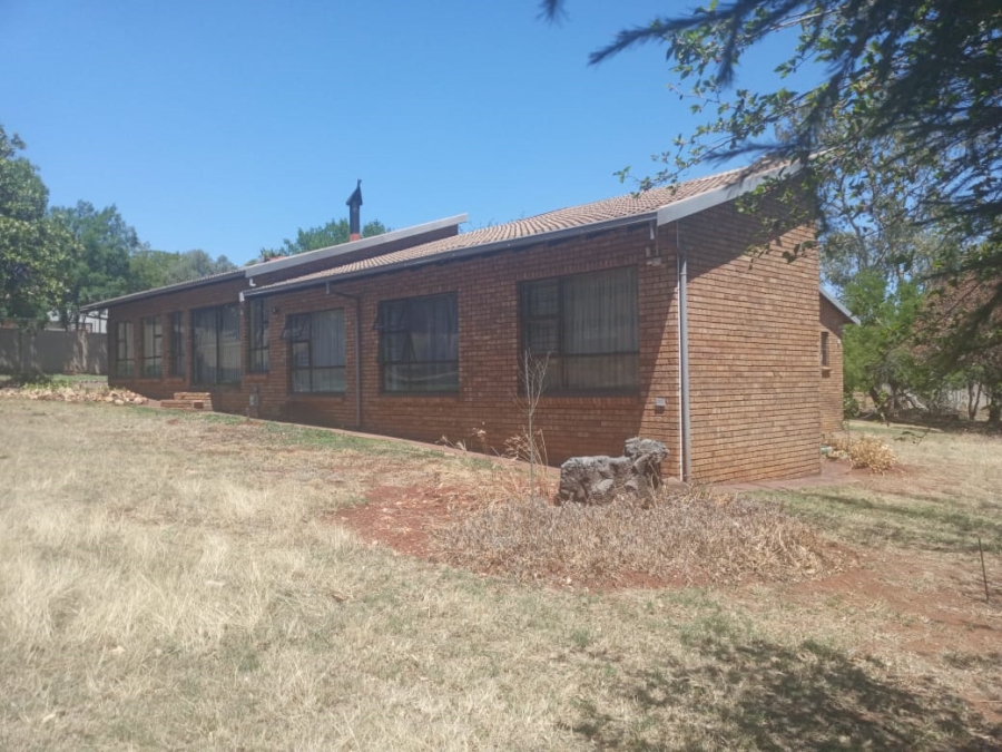 To Let 5 Bedroom Property for Rent in Raslouw A H Gauteng