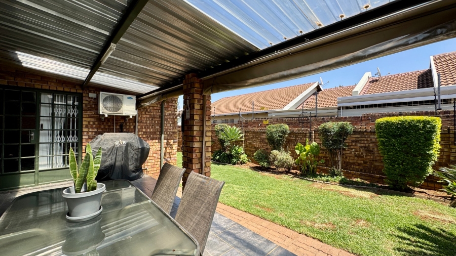 3 Bedroom Property for Sale in Die Hoewes Gauteng