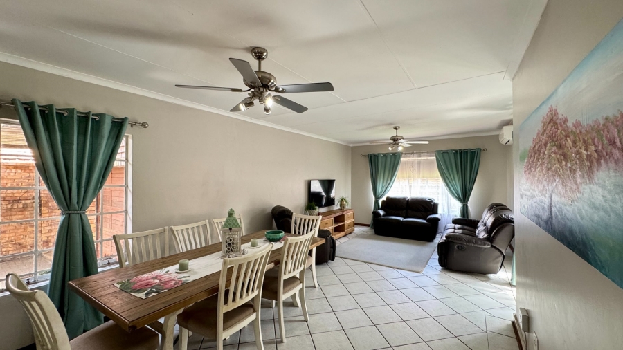 3 Bedroom Property for Sale in Die Hoewes Gauteng