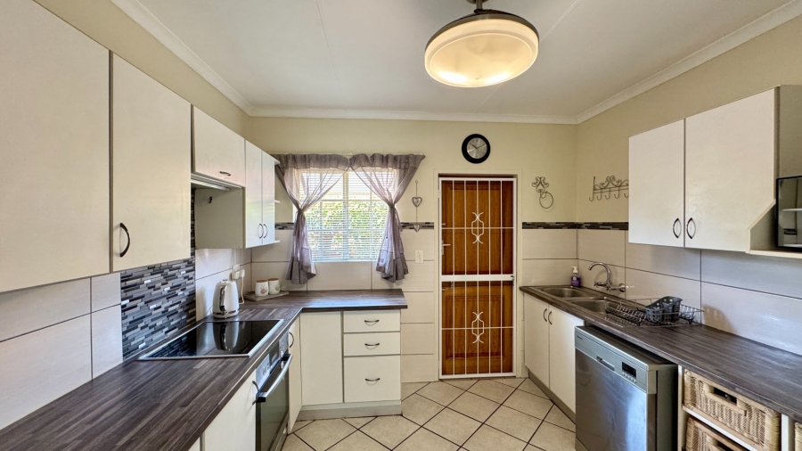 3 Bedroom Property for Sale in Die Hoewes Gauteng